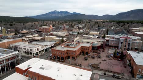 Luftaufnahme-Von-Flagstaff-Arizona-Mit-Den-San-Francisco-Peaks-Im-Hintergrund