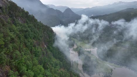 Der-Rauch-Eines-Waldbrandes-Bedeckt-Das-Tal-In-Der-Nähe-Von-Stamnes-In-Norwegen