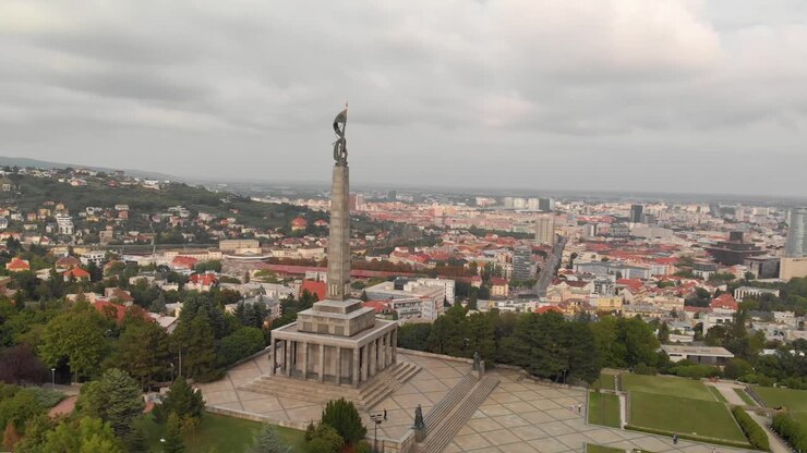 Filmagem aérea 4K 100 Mbps de Slavin em Bratislava, Europa