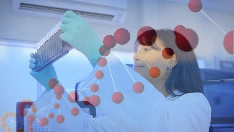 animación de una cadena de adn sobre una doctora caucásica con tubos de ensayo