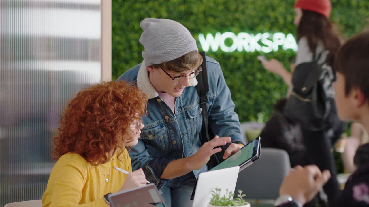 젊은 사업가들, 브레인스토밍, 백인 팀 리더, 디지털 태블릿 컴퓨터를 사용하는 사람, 아이디어를 공유하는 사람, 친구들의 지지를 보여주는 사람, 다양한 사무실에서 프로젝트를 논의하는 사람