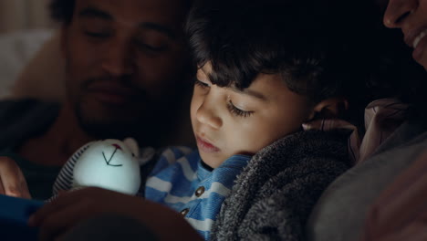 Un-Niño-Lindo-Usando-Una-Tableta,-Una-Madre-Y-Un-Padre-Felices-Viendo-A-Un-Niño-Jugando-Con-Tecnología-De-Pantalla-Táctil-Divirtiéndose-Antes-De-Acostarse