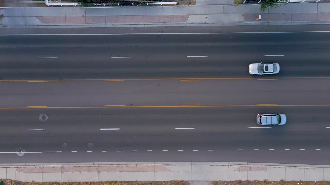도시 도로에서 운전하는 도시 자동차, 공중 조감도, 슬로우 모션