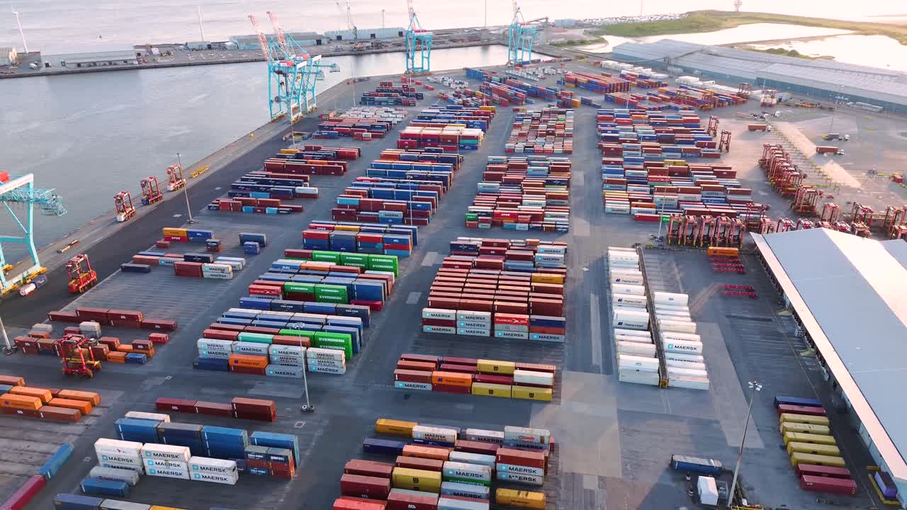 수출 수입 사업 물류에서 컨테이너 항구 화물 선박