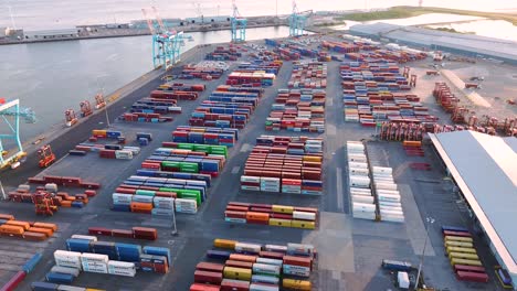 buque de carga portuario de contenedores en la logística de negocios de exportación e importación