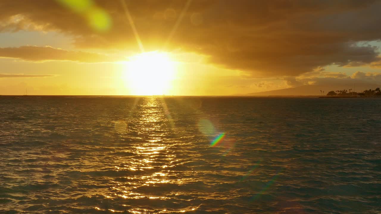 바다 위에서 황금빛 해가 지는 것