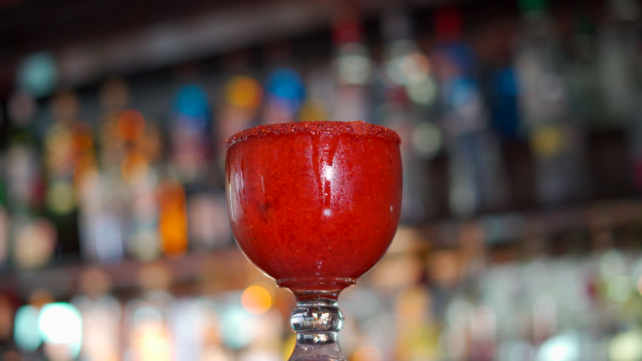 Margarita de fresa girando en un bar mexicano