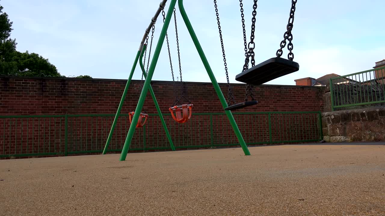 niños de colores brillantes juegan con columpios de tierra