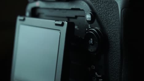 primo piano della fotocamera dslr lcd e pulsanti della fotocamera