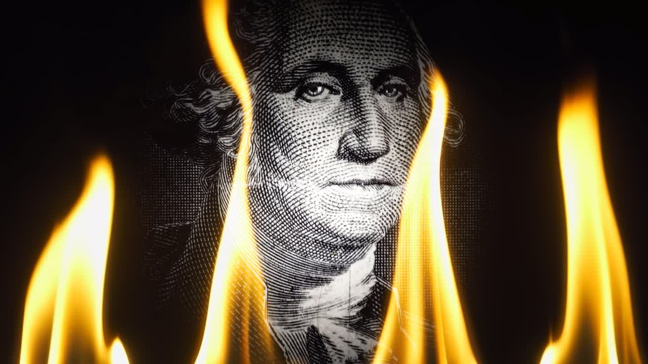 el retrato de george washington sobre un fondo negro en llamas. video conceptual en cámara lenta 4k. la idea de una crisis financiera.