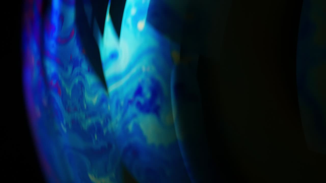 increíble membrana de jabón de aceite. estructura de burbujas. difusión de la luz diurna. espectro, onda electromagnética. experimento físico. visualización de la tensión superficial