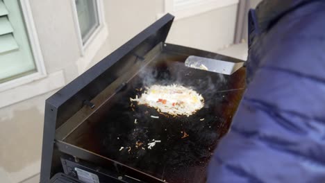 doblar y emplatar una tortilla casera de hash brown