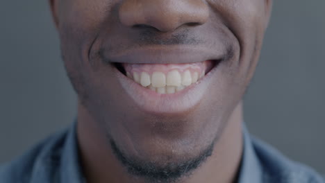 retrato de un hombre sonriente