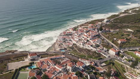 Azenhas-Do-Mar-Pintoresca-Ciudad-En-Lo-Alto-De-Acantilados-Con-Vista-Al-Océano,-Costa-Atlántica-Portuguesa