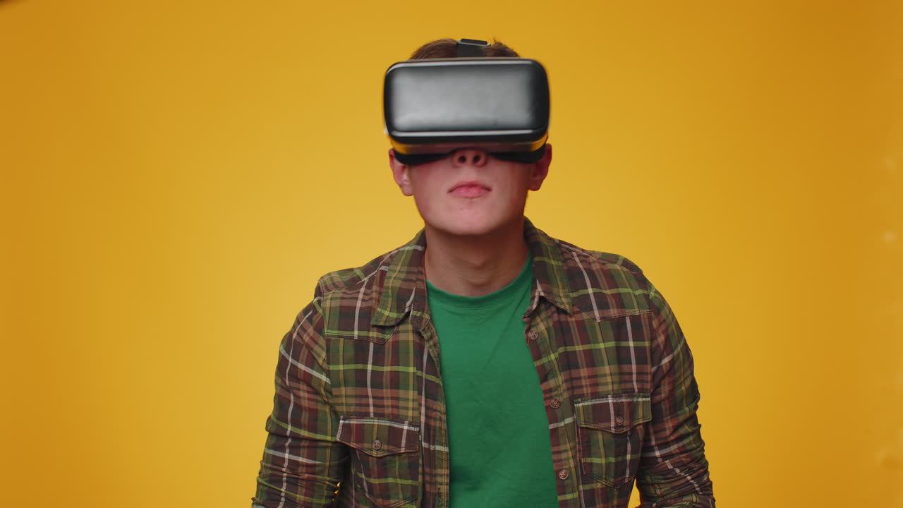 Uomo che usa una tecnologia futuristica di realtà virtuale, un casco VR per giocare a un videogioco 3D di simulazione
