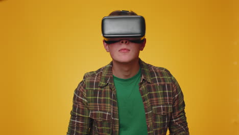man gebruikt virtual reality futuristische technologie vr headset helm om simulatie 3d videospel te spelen