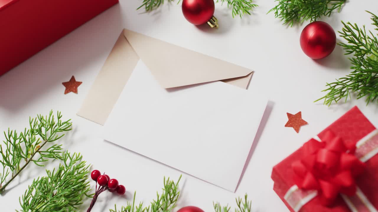 video de decoraciones de navidad rojas con sobres sobre fondo blanco