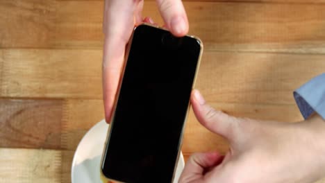 Mujer-Tomando-Fotos-De-Comida-Dulce-En-El-Teléfono-Móvil.