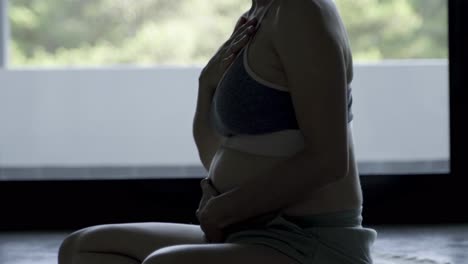 Schwangere-Frau-übt-Atemübungen