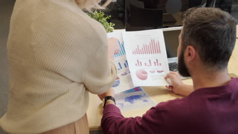 discusión de gráficos en el informe de negocios