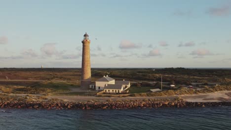 faro gris activo de skagen en el extremo norte de jutlandia, dinamarca