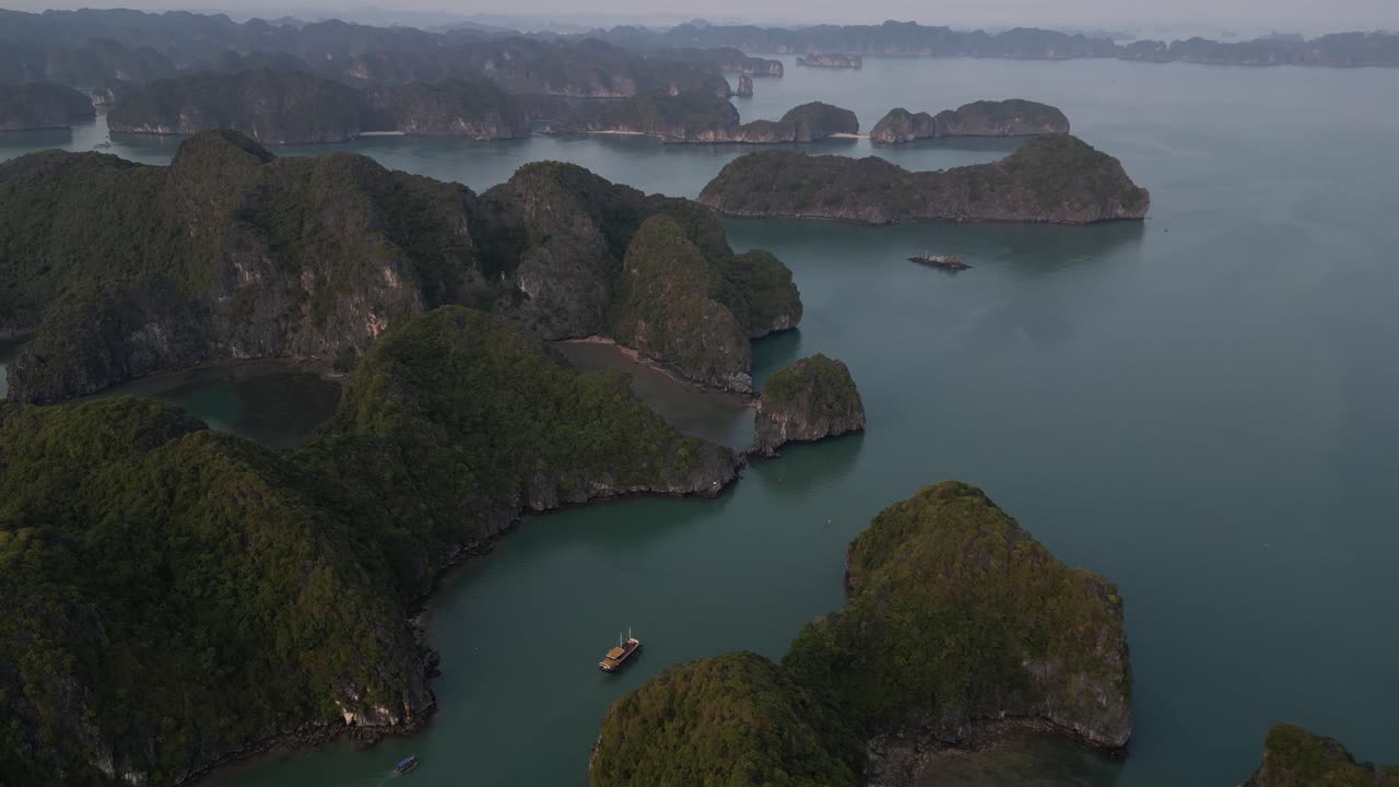 un avión no tripulado volando sobre las islas épicas de cat ba y la bahía de halong en el norte de vietnam.