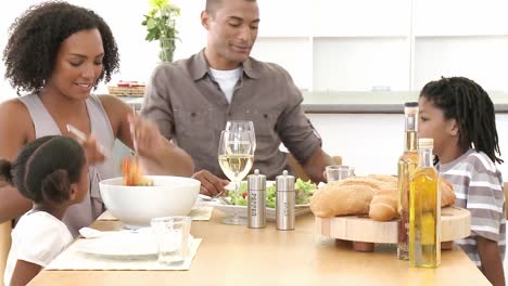 familia comiendo pasta y ensalada en casa