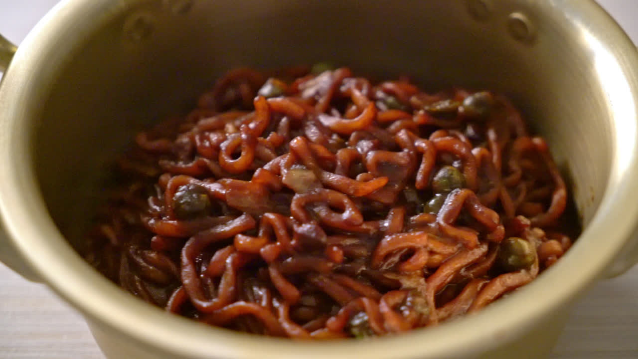 espagueti negro coreano o fideos instantáneos con salsa de soja chajung asada - estilo de comida coreana