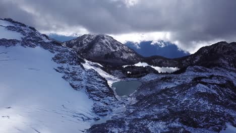 lagos de invierno en la base del pico del ciprés
