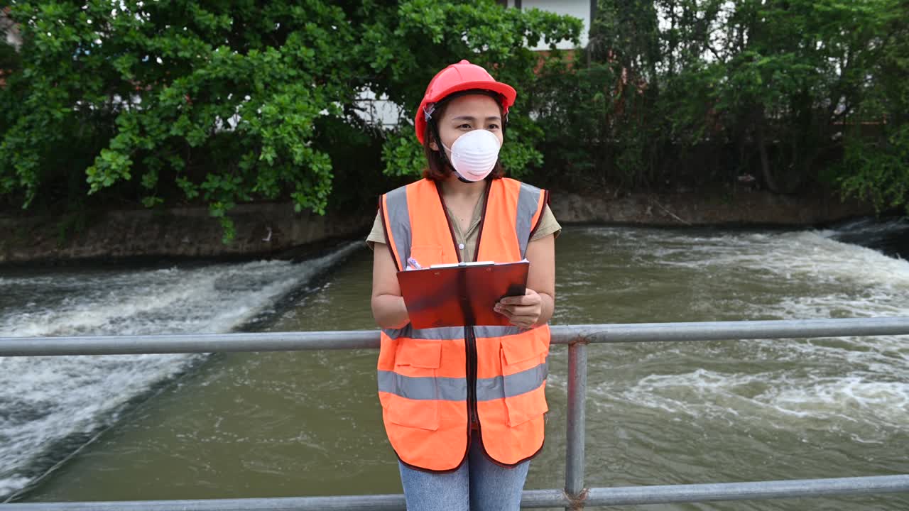 ingenieros ambientales trabajan en plantas de tratamiento de aguas residuales
