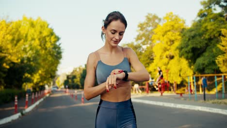 Una-Deportista-Con-Uniforme-Deportivo-De-Verano-Registra-El-Tiempo-Y-Corre-A-Gran-Velocidad.-Tus-Logros-Deportivos