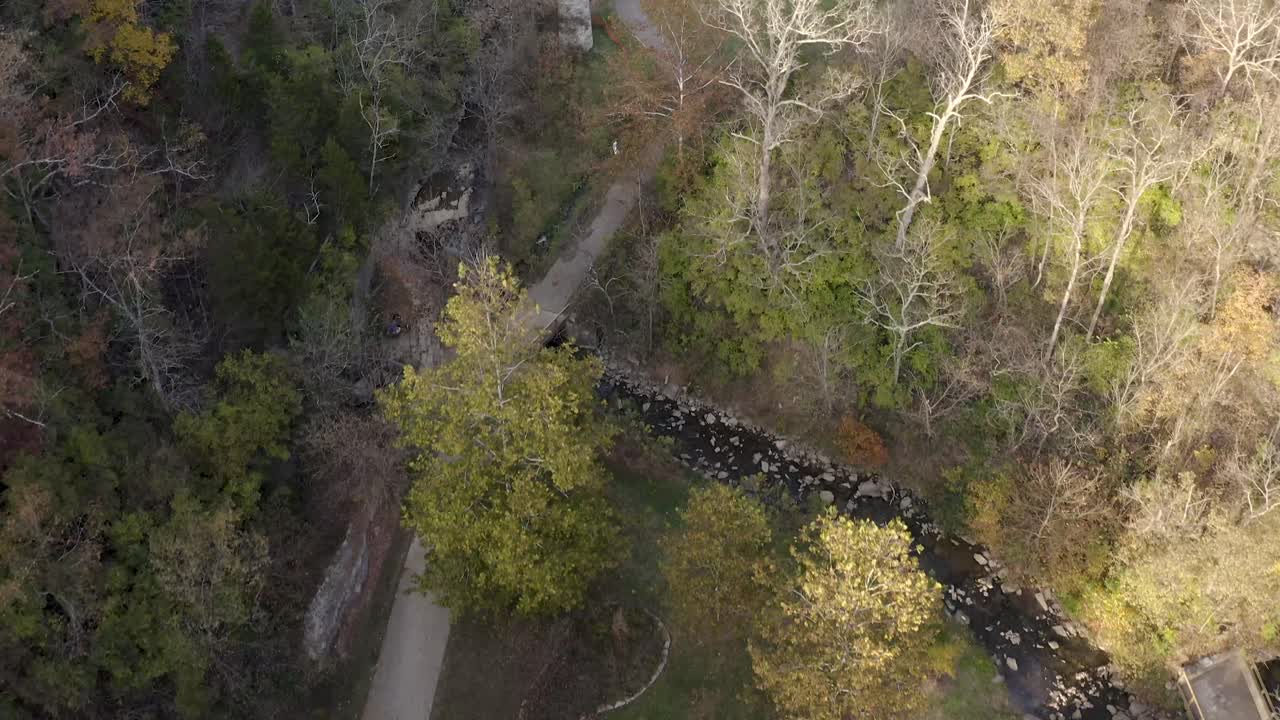 매우 조용하고 즐거운 지역 도시 공원의 전면 샷
