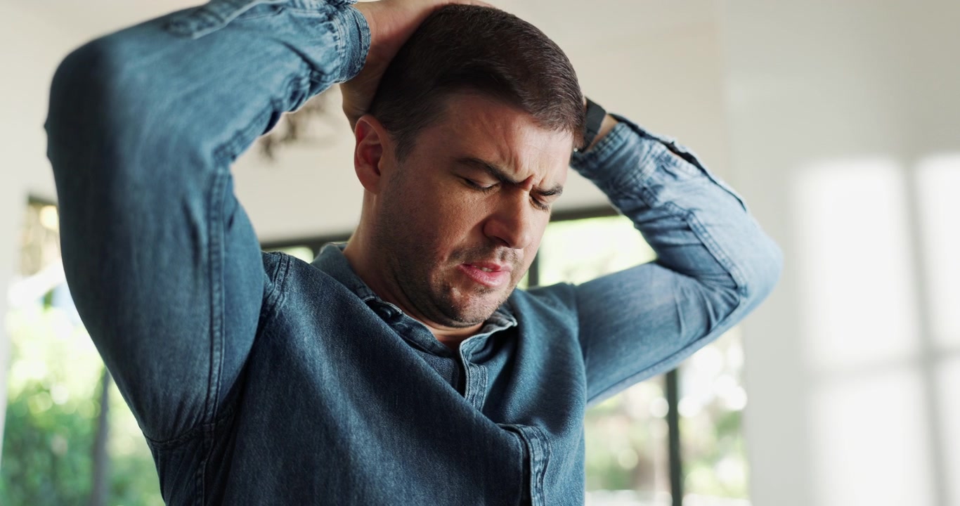 Uomo stressato che si tiene la testa per la frustrazione