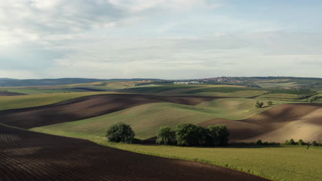 Langsames-Panorama-Rollender-Fruchtbarer-Felder-In-Der-Ländlichen-Tschechischen-Republik,-Luftumlaufbahn