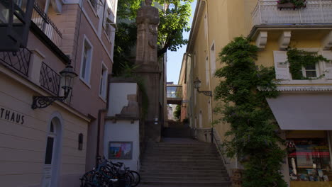 Old-Town-Street-With-The-Otto-Von-Bismarck-Statue-In-Baden-Baden,-Germany