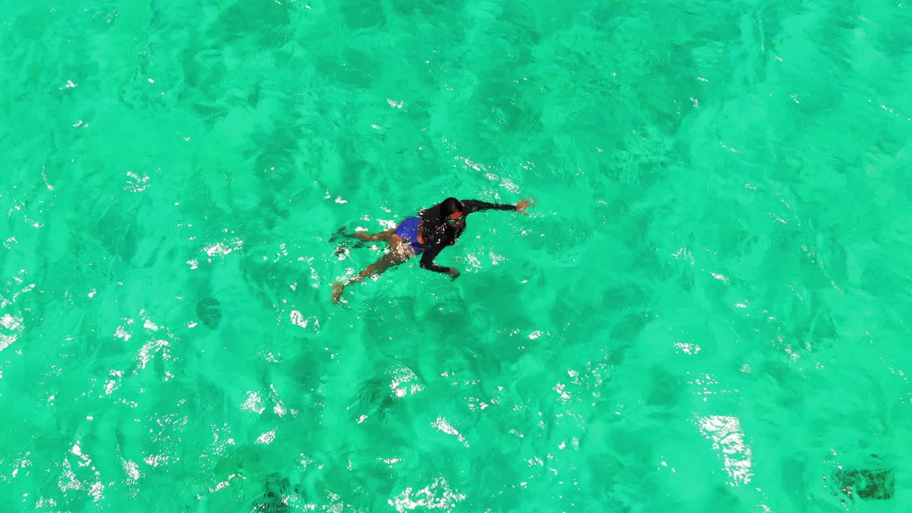 토바고 케이, 세인트 빈센트의 맑은 바닷물에서 수영하는 모델의 조감도