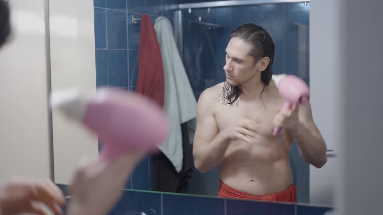 욕실 에서 머리카락 을 건조 시키는 남자