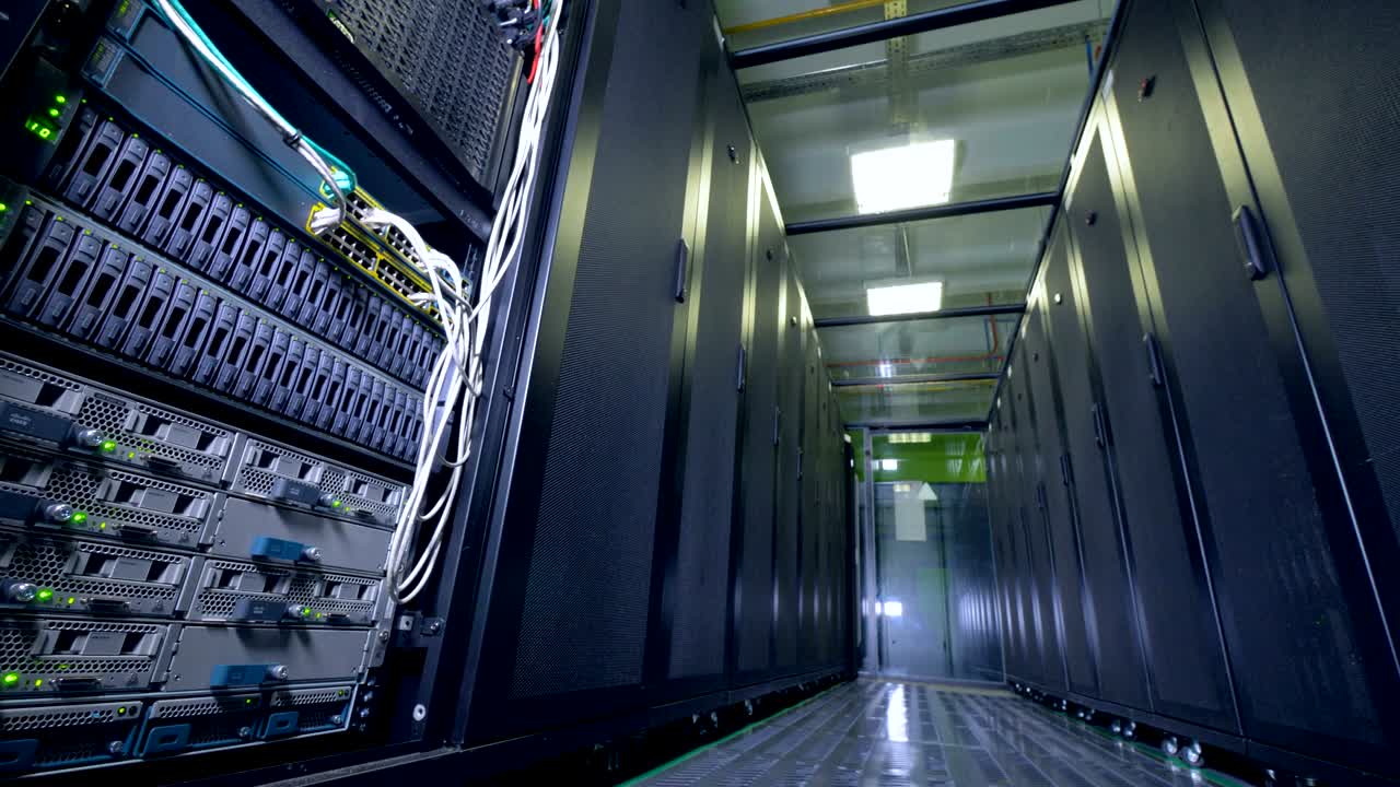 corredor de almacenamiento de datos con un armario abierto.