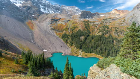 Timelapse,-Lagos-Azules-Bajo-Picos-En-Las-Montañas-De-San-Juan-En-El-Soleado-Día-De-Primavera,-Colorado,-EE.UU.