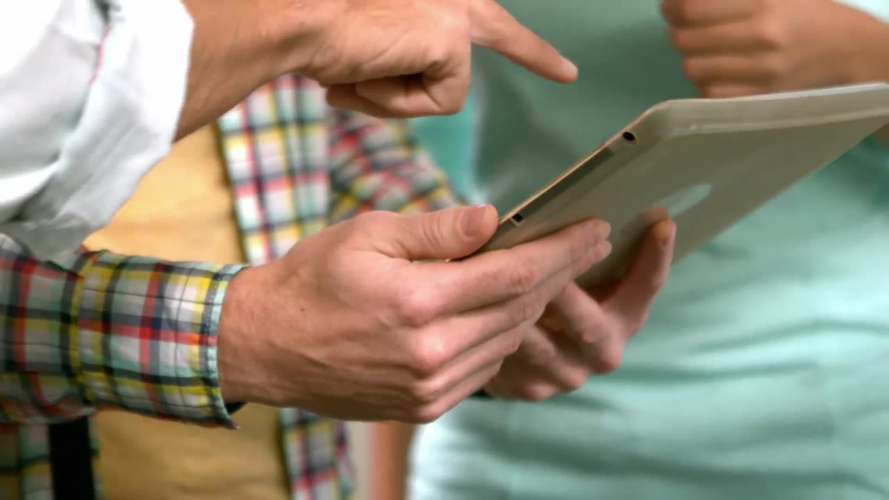 equipo de negocios creativo que usa una tableta