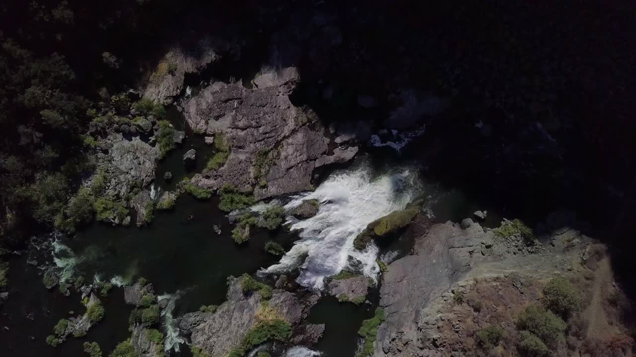 volando de regreso fuera de la cascada en un cañón en el condado de lassen del norte de california