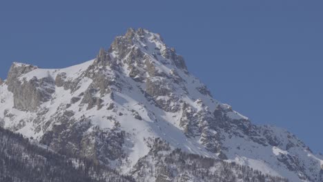 Tiro-Ajustado-De-Un-Pico-De-Alta-Montaña-En-Las-Montañas-Del-Oeste-De-Wyoming