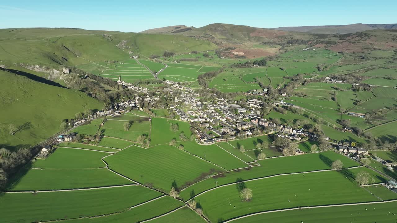 amplio punto de interés aéreo filmado centrándose en el centro de castleton, ubicado en el distrito peak, reino unido