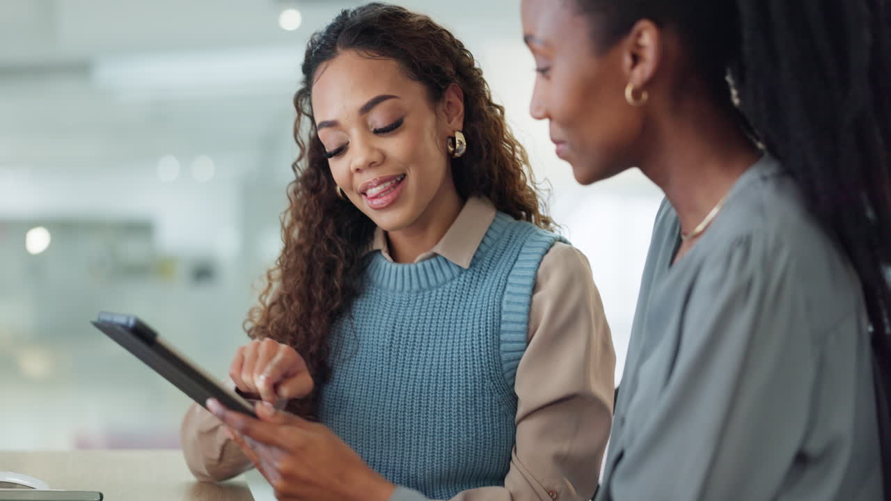 mujeres, tablets y equipos que hablan de negocios creativos