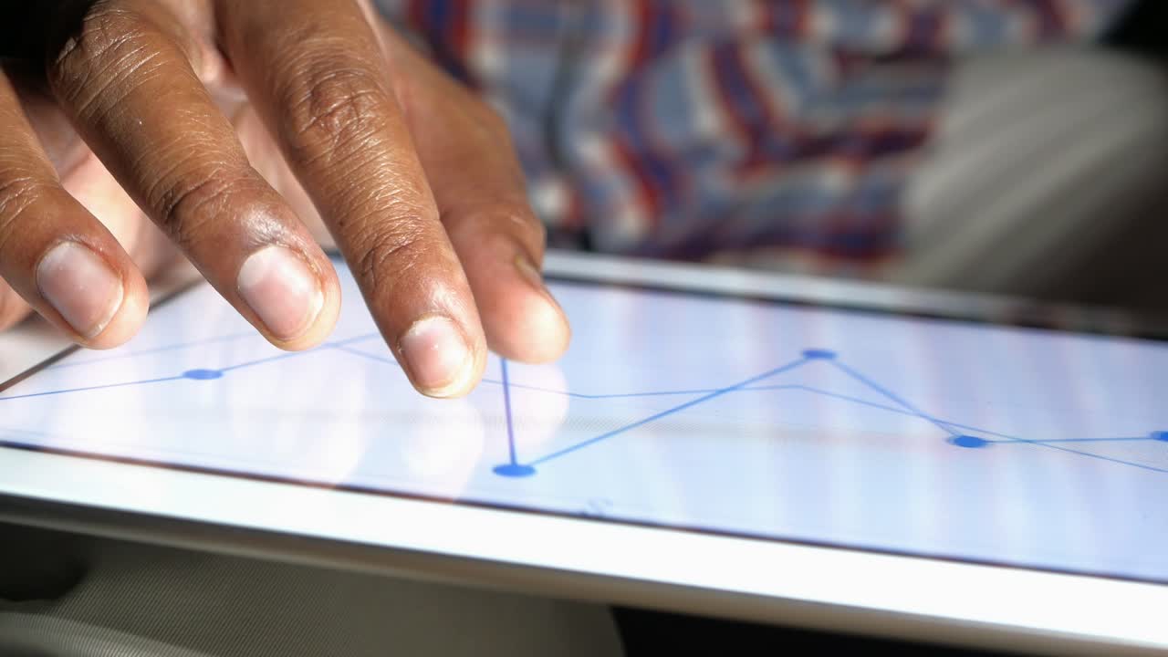 persona analizando datos en una tableta