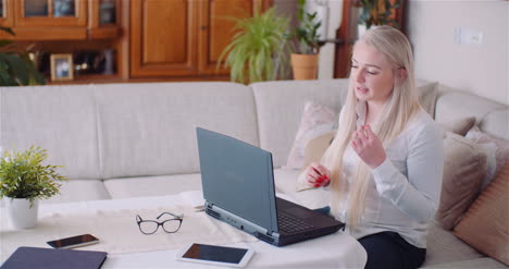 geschäftsfrau führt online-konferenz mit team auf digitalem tablet durch 1