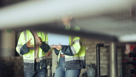 Trabajo-En-Equipo,-Portátiles-Y-Trabajadores-De-La-Construcción.