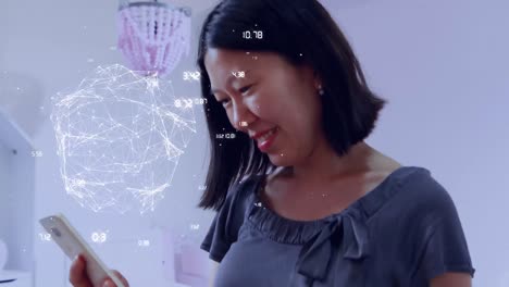 animación del procesamiento de datos sobre una mujer embarazada asiática que usa un teléfono inteligente