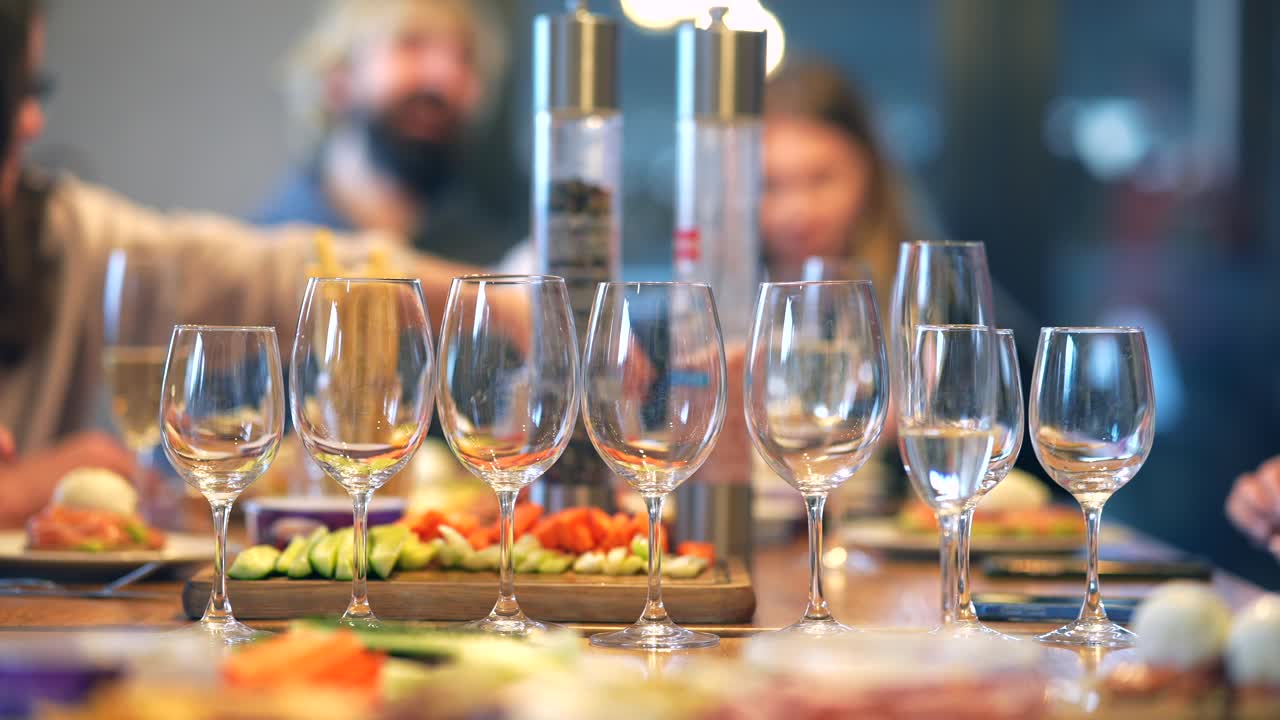 가족 및 친구들과 함께 저녁 파티