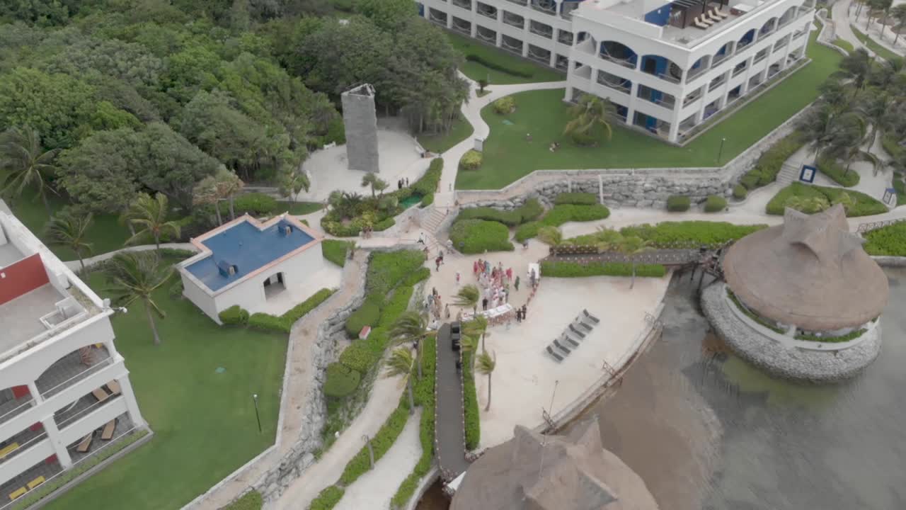 Uma imagem aérea de drone de um resort no México.